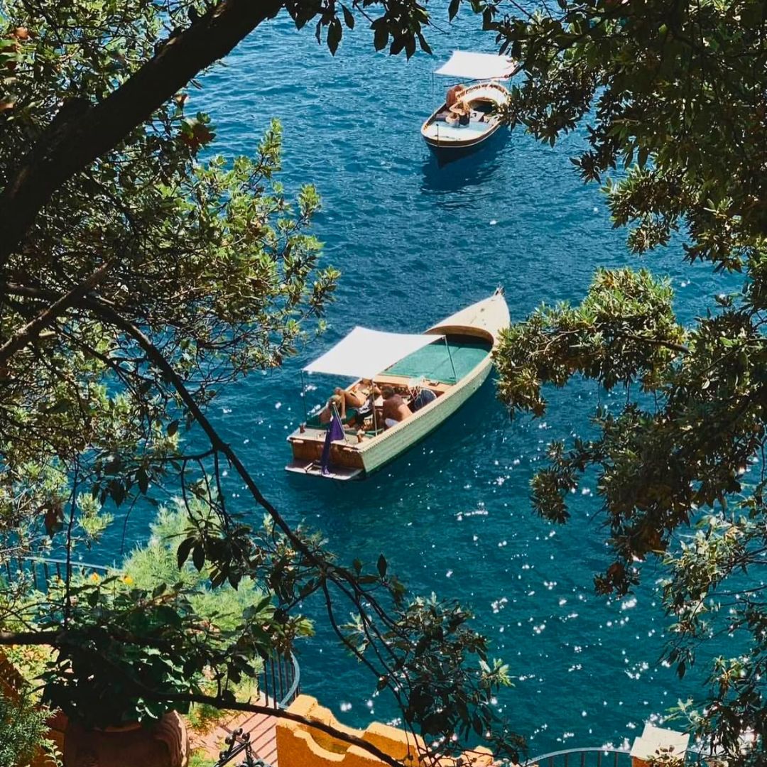 Scent inspired by Amalfi Coast, Capri, the Italian Riviera that captures pine trees, citrus scents, the sea breeze in luxury home fragrance high intensity premium brand